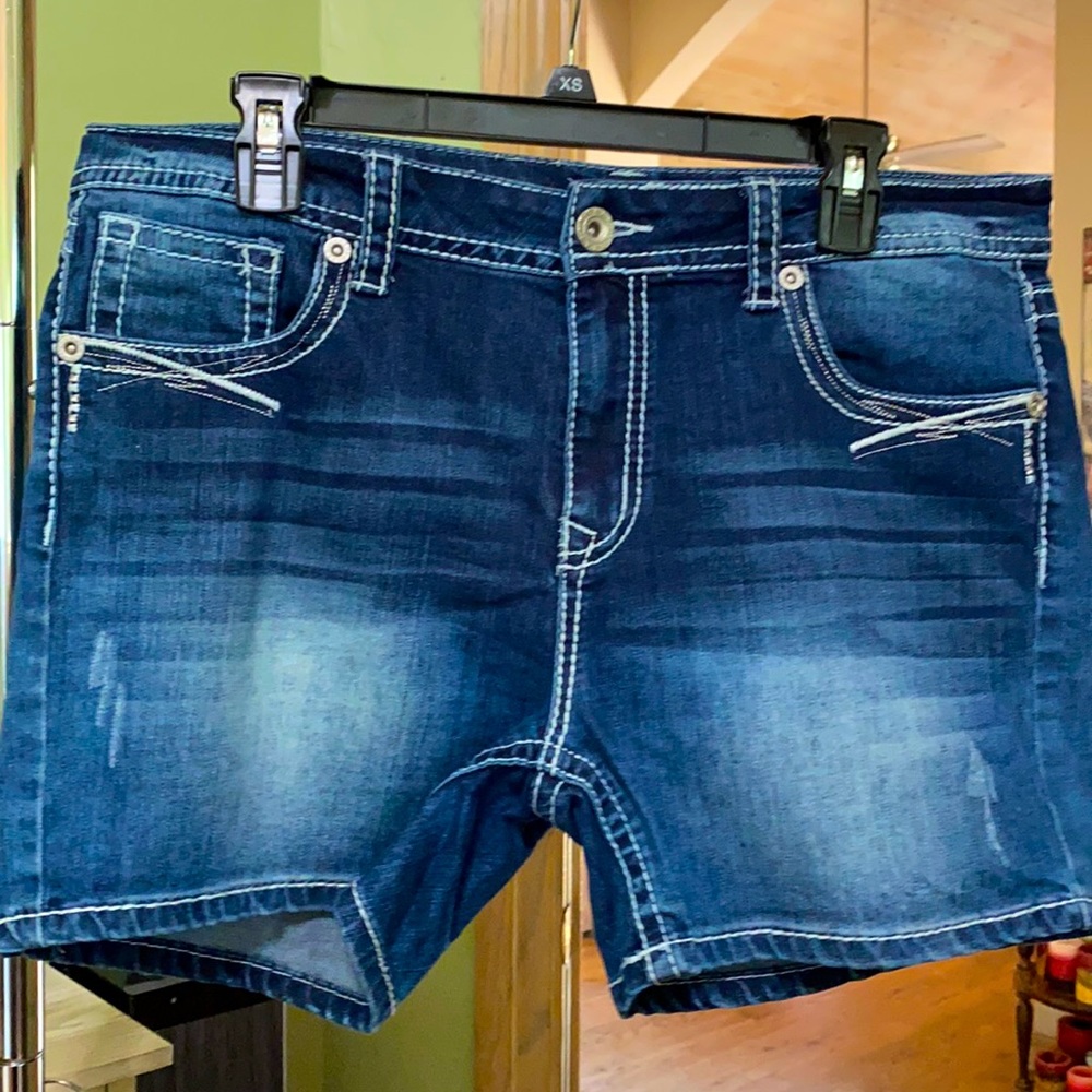 Charme Denim shorts. Beautiful detail pockets.